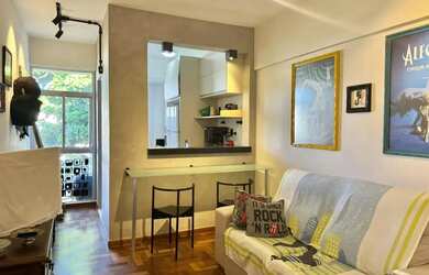 Imagem: O apartamento possui 2 Dormitórios, 1 Banheiro, 1 Vaga na garagem