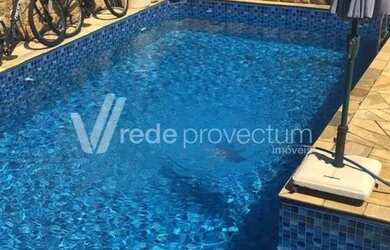 Imagem: A casa possui 3 Dormitórios, 3 Banheiros, 4 Vagas na garagem