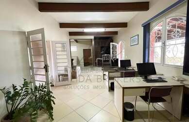 Imagem: A casa possui 4 Dormitórios, 3 Banheiros, 5 Vagas na garagem