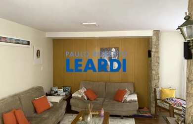 Imagem: A casa possui 3 Dormitórios, 4 Banheiros, 2 Vagas na garagem