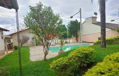 Imagem: A casa possui 4 Dormitórios, 3 Banheiros, 3 Vagas na garagem