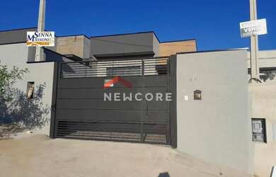 Imagem: A casa possui 3 Dormitórios, 2 Banheiros, 2 Vagas na garagem