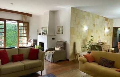 Imagem: A casa possui 4 Dormitórios, 4 Banheiros, 3 Vagas na garagem