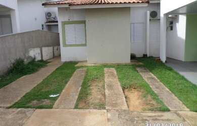 Imagem: A casa em condomínio possui 3 Dormitórios e 2 Vagas na garagem