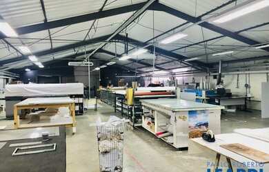 Imagem: O depósito possui 2 Vagas na garagem e 1100m² de Área e está