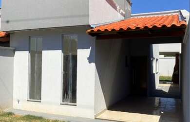 Imagem: A casa possui 2 Dormitórios, 2 Banheiros, 2 Vagas na garagem