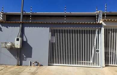 Imagem: A casa possui 2 Dormitórios, 1 Banheiro, 1 Vaga na garagem