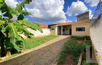 Imagem: A casa possui 2 Dormitórios, 2 Banheiros, 1 Vaga na garagem