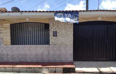 Imagem: A casa possui 4 Dormitórios, 3 Banheiros, 1 Vaga na garagem