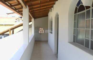 Imagem: A casa possui 3 Dormitórios, 1 Banheiro, 1 Vaga na garagem