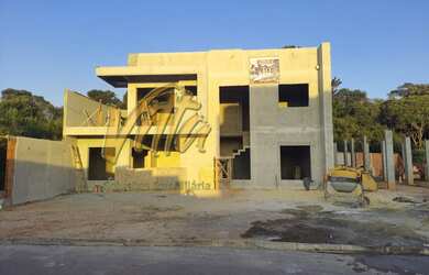 Imagem: A casa possui 3 Dormitórios, 3 Banheiros, 2 Vagas na garagem