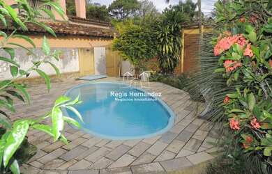 Imagem: A casa possui 3 Dormitórios, 3 Banheiros, 2 Vagas na garagem