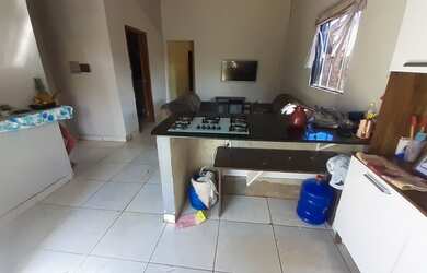 Imagem: A casa possui 3 Dormitórios, 2 Banheiros, 3 Vagas na garagem