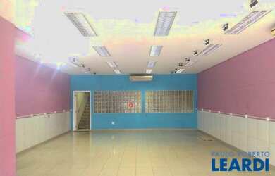 Imagem: O depósito possui 240m² de Área e está localizado em Santo