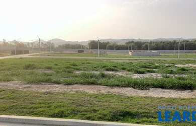 Imagem: O terreno à venda possui e está localizado em Loteamento