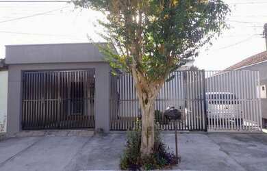 Imagem: A casa possui 3 Dormitórios, 2 Banheiros, 3 Vagas na garagem