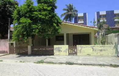 Imagem: A casa à venda possui 4 Dormitórios, 1 Banheiro, 2 Vagas na