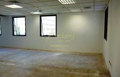 Imagem: O depósito possui 5 Vagas na garagem, 330m² de Área e está