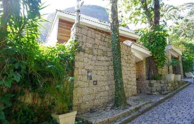 Imagem: A casa em condomínio possui 4 Dormitórios, 2 Banheiros, 2