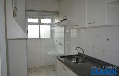 Imagem: O apartamento possui 2 Dormitórios, 1 Banheiro, 1 Vaga na garagem