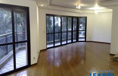 Imagem: O apartamento possui 4 Dormitórios, 3 Banheiros, 3 Vagas na