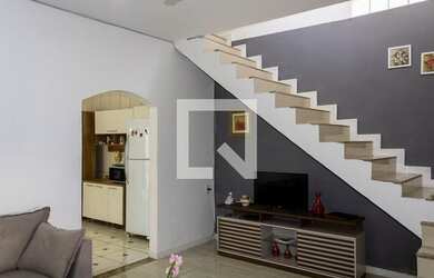 Imagem: A casa possui 4 Dormitórios, 3 Banheiros, 3 Vagas na garagem