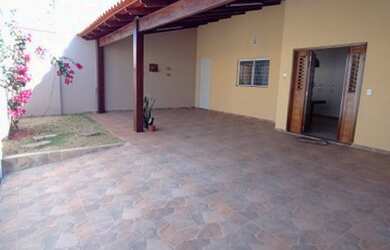 Imagem: A casa possui 3 Dormitórios, 2 Banheiros, 3 Vagas na garagem