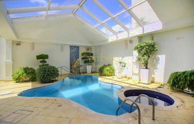 Imagem: A casa em condomínio possui 4 Dormitórios, 5 Banheiros, 4