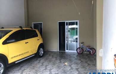 Imagem: A casa possui 3 Dormitórios, 1 Banheiro, 2 Vagas na garagem