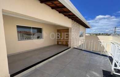 Imagem: A casa possui 3 Dormitórios, 3 Banheiros, 3 Vagas na garagem