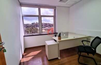 Imagem: O depósito possui 5 Vagas na garagem e 560m² de Área e está