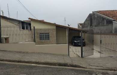 Imagem: A casa possui 2 Dormitórios, 1 Banheiro, 5 Vagas na garagem