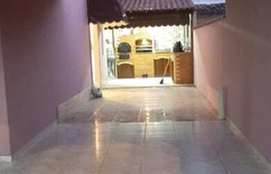 Imagem: A casa possui 3 Dormitórios, 2 Banheiros, 2 Vagas na garagem