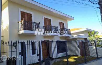 Imagem: A casa possui 4 Dormitórios, 5 Banheiros, 4 Vagas na garagem