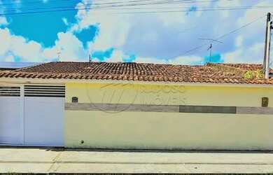 Imagem: A casa possui 3 Dormitórios, 1 Banheiro, 1 Vaga na garagem