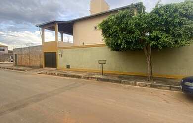 Imagem: A casa possui 2 Dormitórios, 2 Banheiros, 1 Vaga na garagem