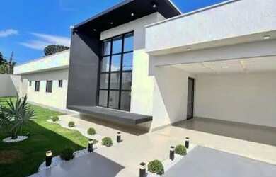 Imagem: A casa possui 3 Dormitórios, 3 Banheiros, 4 Vagas na garagem