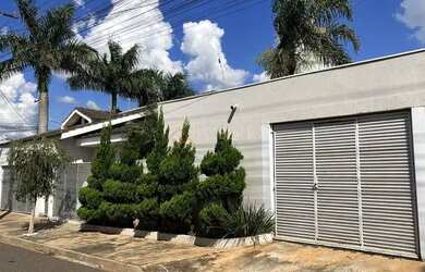 Imagem: A casa possui 3 Dormitórios, 2 Banheiros, 2 Vagas na garagem