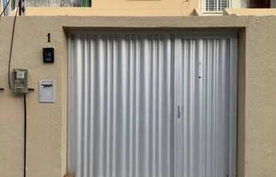 Imagem: A casa possui 2 Dormitórios, 1 Banheiro, 1 Vaga na garagem