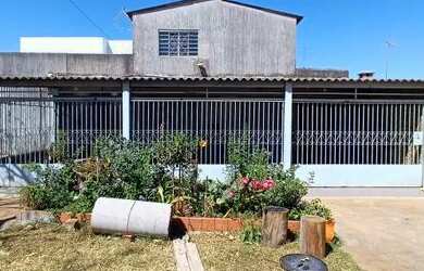 Imagem: A casa possui 4 Dormitórios, 2 Banheiros, 2 Vagas na garagem