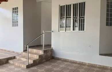 Imagem: A casa possui 3 Dormitórios, 3 Banheiros, 2 Vagas na garagem