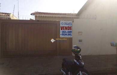 Imagem: A casa possui 3 Dormitórios, 2 Banheiros, 2 Vagas na garagem