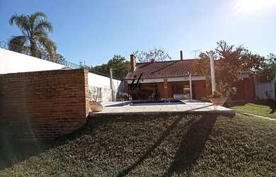 Imagem: A casa e possui 4 Dormitórios, Suítes, 3 Banheiros, 4 Vagas