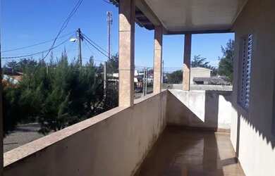 Imagem: A casa possui 2 Dormitórios, 1 Banheiro, 2 Vagas na garagem