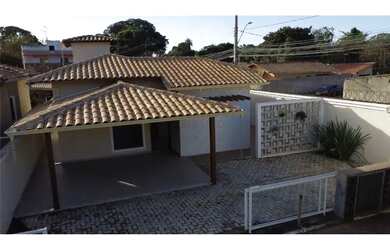 Imagem: A casa possui 3 Dormitórios, 2 Banheiros, 2 Vagas na garagem