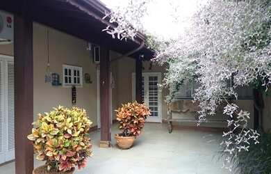 Imagem: A casa possui 2 Dormitórios, 3 Banheiros, 2 Vagas na garagem