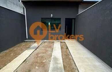 Imagem: A casa possui 2 Dormitórios, 3 Banheiros, 2 Vagas na garagem