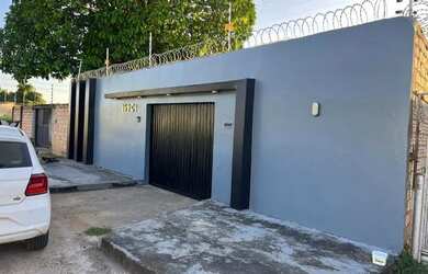 Imagem: A casa possui 2 Dormitórios, 2 Banheiros, 2 Vagas na garagem