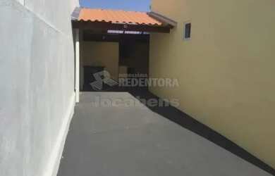 Imagem: A casa possui 2 Dormitórios, 2 Banheiros, 2 Vagas na garagem