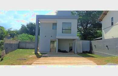 Imagem: A casa possui 3 Dormitórios, 2 Banheiros, 2 Vagas na garagem